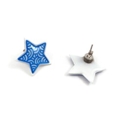 Puces d'oreilles éco-responsables en forme d'étoiles blanches aux volutes bleues métallisées