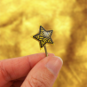 Épingle à cheveux éco-responsable en forme d'étoile dorée aux volutes noires