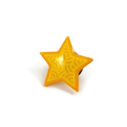 Pin's éco-responsable en forme d'étoile jaune aux volutes jaunes pastels