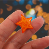 Pin's éco-responsable en forme d'étoile orange aux volutes oranges claires