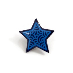 Pin's éco-responsable en forme d'étoile bleue marine aux volutes bleues ciel