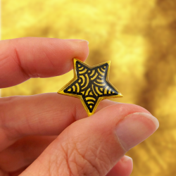 Pin's éco-responsable en forme d'étoile dorée aux volutes noires