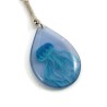 Porte-clé en forme de goutte d'eau avec une méduse bleue