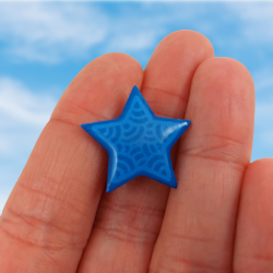 Magnet éco-responsable en forme d'étoile bleue ciel aux volutes bleues claires