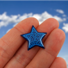 Magnet éco-responsable en forme d'étoile bleue marine aux volutes bleues ciel