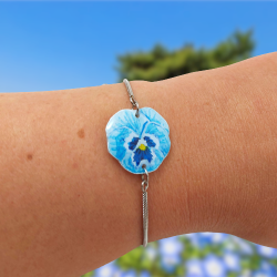Bracelet réglable en forme de petite pensée bleue claire