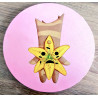 Toile peinte personnalisée Korogu élancé avec fleur de lys jaune sur fond rose (sans résine de glaçage)