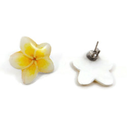 Puces d'oreilles fleurs de frangipanier blanches et jaunes