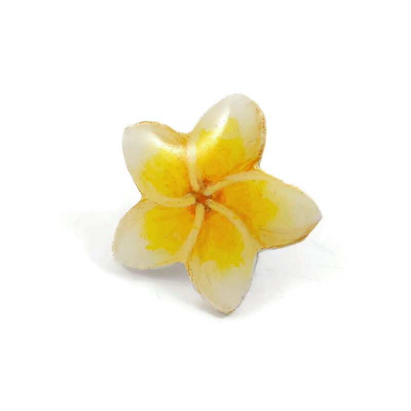 Pin's fleur de frangipanier blanche et jaune