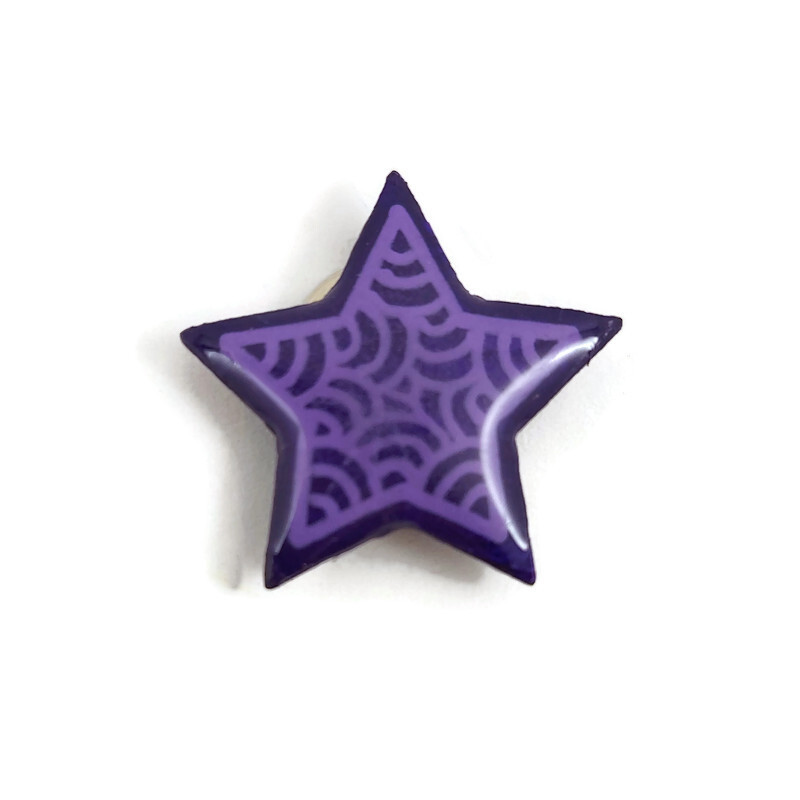 Purple star magnet with lilac doodles