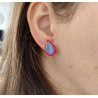 Puces d'oreilles petites gouttes rouges aux volutes bleues