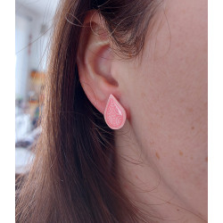 Puces d'oreilles petites gouttes roses pastel aux volutes roses bonbon
