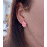 Puces d'oreilles petites gouttes roses pastel aux volutes roses bonbon