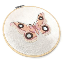 Broderie d'un papillon rose avec miroirs ronds