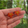 Puces d'oreilles feuilles de lierre rouges pourpre