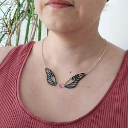Collier en forme de fée avec ailes transparentes et noires pailletées, et cristal de Swarovski