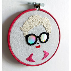 Woman with sunglasses embroidery with round mirror