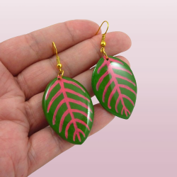 Green and neon pink fittonia leaves dangle earrings made with hand-painted recycled CD by Savousépate