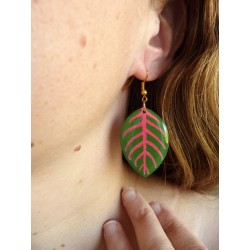 Green and neon pink fittonia leaves dangle earrings made with hand-painted recycled CD by Savousépate