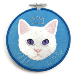 Broderie tête de chat blanc