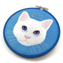 Broderie tête de chat blanc