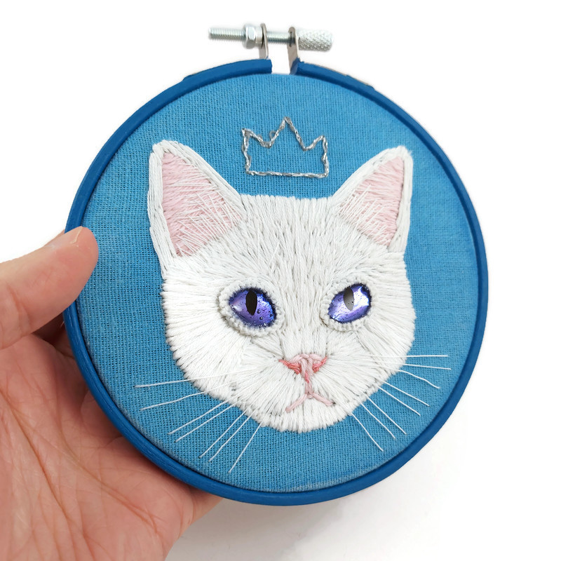 Broderie tête de chat blanc