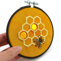 Broderie miel et abeille