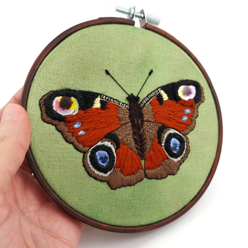 Broderie Papillon Paon-du-jour