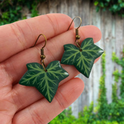 Boucles d'oreilles en forme de feuilles de lierre vertes