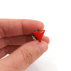 Pin's petit triangle rouge Lutte Antifascisme