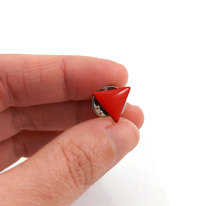 Pin's petit triangle rouge Antifascisme