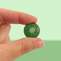 Green kiwi slice magnet