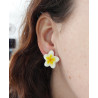 Puces d'oreilles fleurs de frangipanier blanches et jaunes