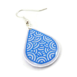 Boucle d'oreille goutte blanche aux volutes bleues métallisées (Vendue à l'unité)