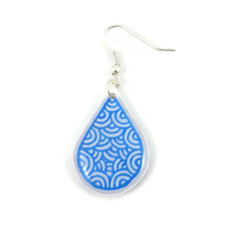 Boucle d'oreille goutte blanche aux volutes bleues métallisées (Vendue à l'unité) Boucle d'oreille goutte blanche aux volutes bleues métallisées (Vendue à l'unité)