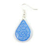 Boucle d'oreille goutte blanche aux volutes bleues métallisées (Vendue à l'unité)