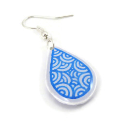 Boucle d'oreille gouttelette blanche aux volutes bleues métallisées (Vendue à l'unité)
