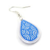 Boucle d'oreille gouttelette blanche aux volutes bleues métallisées (Vendue à l'unité)