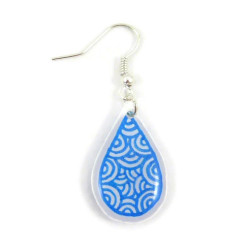 Boucle d'oreille gouttelette blanche aux volutes bleues métallisées (Vendue à l'unité)