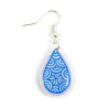 Boucle d'oreille gouttelette blanche aux volutes bleues métallisées (Vendue à l'unité)