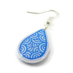 Boucle d'oreille gouttelette blanche aux volutes bleues métallisées (Vendue à l'unité)