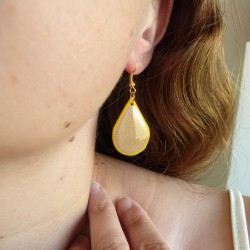 Boucle d'oreille goutte jaune aux volutes violettes (Vendue à l'unité)
