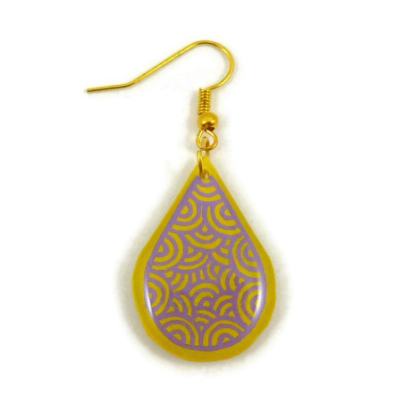 Boucle d'oreille goutte jaune aux volutes violettes (Vendue à l'unité) Boucle d'oreille goutte jaune aux volutes violettes (Vendue à l'unité)
