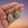 Boucles d'oreilles en forme de gouttes violettes aux volutes jaunes (Vendues à l'unité)