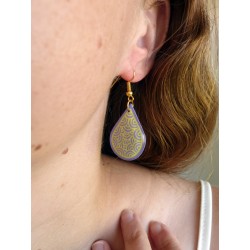 Boucle d'oreille goutte violette aux volutes jaunes (Vendue à l'unité)