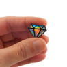 Pin's diamant graphique irisé et noir