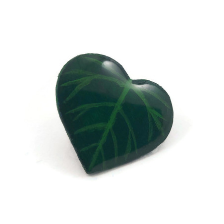 Green leaf heart-shaped pin badge Green leaf heart-shaped pin badge