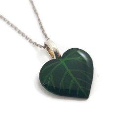 Collier feuille verte en forme de coeur
