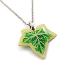 Collier avec pendentif en forme de feuille de lierre panaché jaune et verte