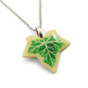 Collier avec pendentif en forme de feuille de lierre panaché jaune et verte